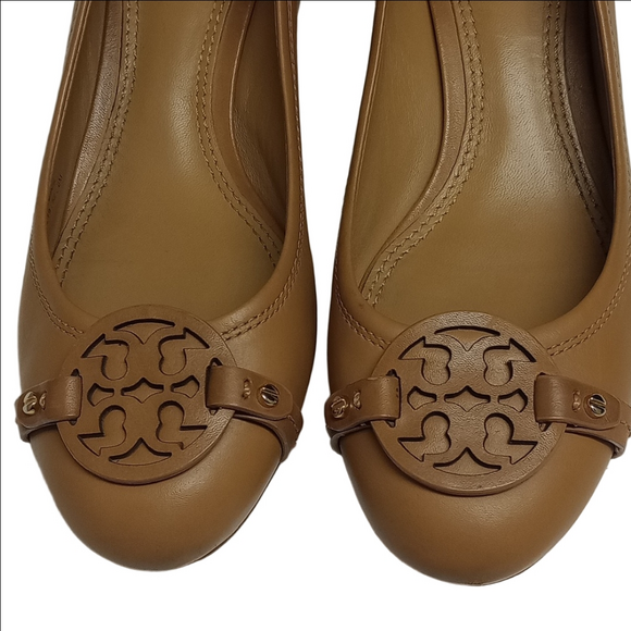 TORY BURCH TAN LEATHER HEELS WITH FRONT LOGO - Picture 4 of 14